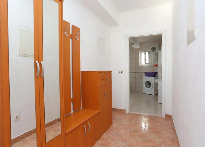 Apartments with a parking space Tucepi, Makarska - 2676